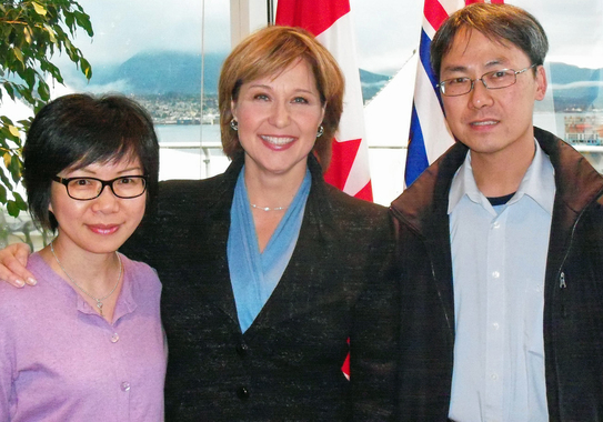 加拿大中文電台新聞總監李潔芝（左）和新時代電視記者崔源明（右）出席 BC 省長簡蕙芝（中）的傳媒茶敘。