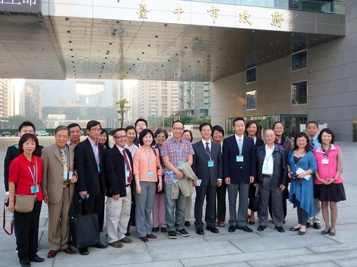 李方（中）隨「2012 年海外華文媒體台灣參訪團」參觀了台北和台中多個政府和傳媒機構，包括圖中的台中市政府大樓。