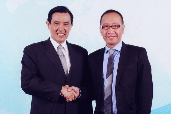 台灣總統馬英九（左）加拿大中文電台總裁李方(右)合照。