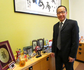 李方的辦公室內，整齊排列了加拿大中文電台的各式紀念品。（照片由世界日報拍攝）