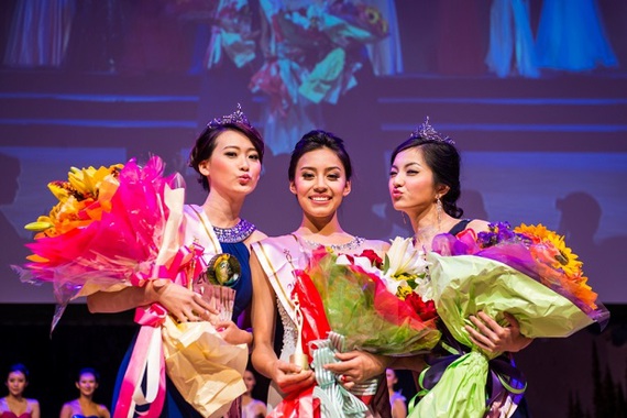 2015 中華小姐環球大賽美洲區冠軍 Maria Rincon 王思思（中）、亞軍姜晗（右）和季軍楊倩（左）。