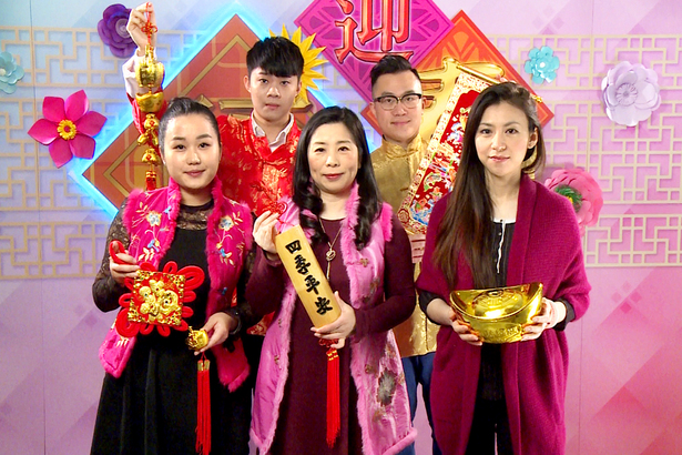 加拿大中文電台國語新聞部祝大家「金狗報喜迎新春，靈犬獻瑞福滿門」！左起：Bella、Sunny、呂波、Alvin、崔競文。