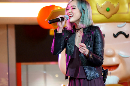 陳明憙當晚唱出的《畫布》，是她的最新專輯《黑白彩虹》的其中一首作品。
