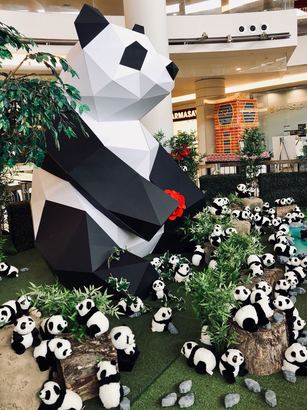 列治文時代坊的「熊貓物語」展覽由現在起一直至 9 月 3 日，全場大大小小的熊貓超過 500 隻，最大的一隻是高逾 10 呎的摺紙藝術品。
