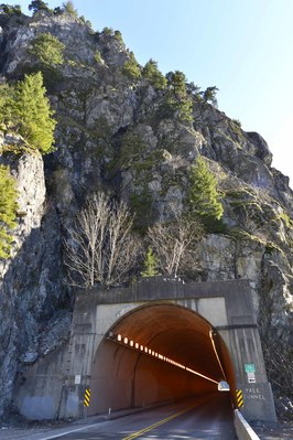 1 號公路從 Hope 開始，有 7 條長度由 57 米到 610 米不等之行車隧道。