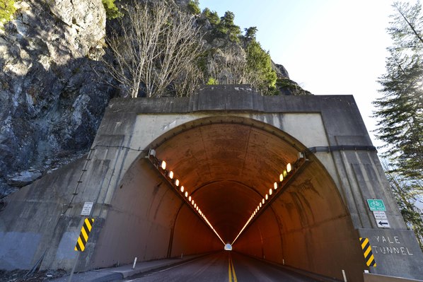 每條隊道都以最近的城鎮命名，包括 Hells Gate Tunnel、Alexandra Tunnel、Yale Tunnel（上圖）等等，其中最長的隧道為 China Bar Tunnel（610 米）。