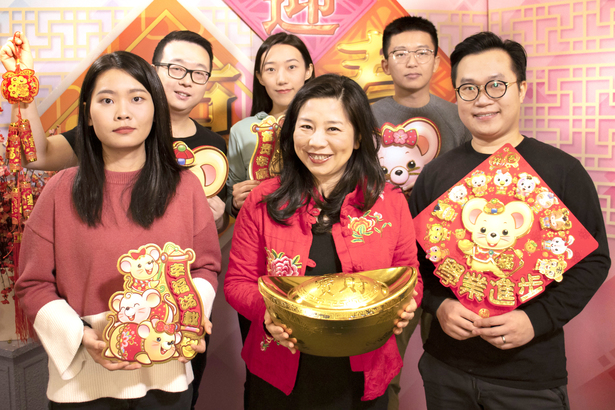 加拿大中文電台國語新聞部（前排左起）：龔建、呂波、黃耀鳴。（後排左起）：陳飛、李青雯、張碩。