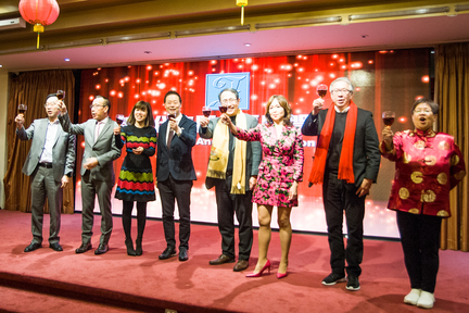 新時代集團主席馮永發（左四）及眾管理層在台上舉杯祝酒，為晚宴揭開序幕。