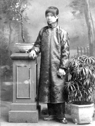 早期華埠罕見女生，此為 1905 年拍的的單身女生 Mei Zhen 的照片。（City of Vancouver Archives 287-14）