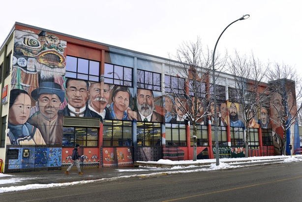 郵局外牆多民族壁畫中之華人位置顯眼。