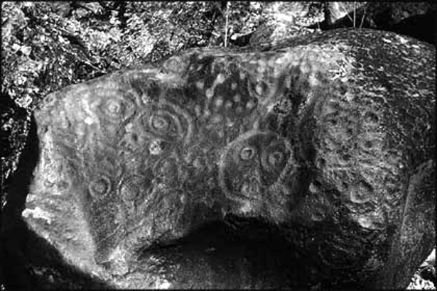 在 Lillooet 附近的 Fraser 河畔，可以見到這種原住民石刻圖案。(Photo by R. Schulting)
