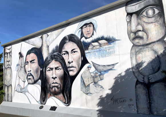 描繪原住民的 15.4 米長「Native Heritage」人頭像，包括兩名當地前酋長。