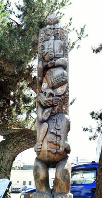 由紐西蘭 Tupari TeWhata 雕成之 4 米高「PouPou Tane Hiira, Pou Karanga」森林精靈和酋長的眼睛是鮑魚壳，而他們的 3 隻手指分別代表天、地和海洋。