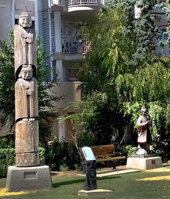 Duncan 華埠原址孔子銅像旁的「Cedar Woman and Man」由 Simon Charlie 雕成。