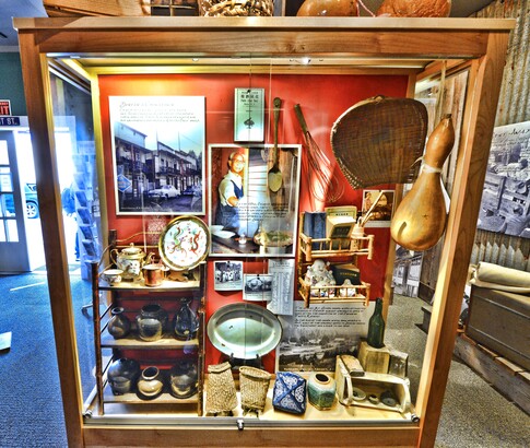 Cowichan Valley Museum 入口展示當年 Duncan 華人社區日用物品箱櫃之一。右上角之巨型葫蘆爪就是從 Wendy Jang 家中菜園長出來的。