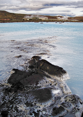 火山灰令冰島的冰雪也變色。