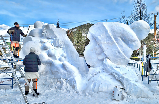 雪雕與冰雕堆砌技巧兩異。