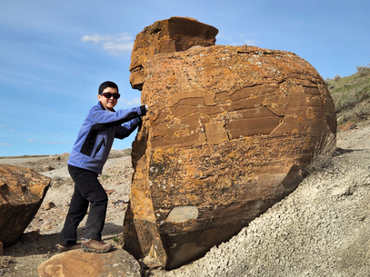 Red Rock Coulee 的巨型凝固石球，會因風雨侵蝕而破裂。