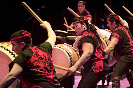 Uzume Taiko 手工製作了加拿大西海岸太鼓唯一品牌， 為觀眾提供視覺、 聲音和動態體驗。憑藉精心編排的武術動作、爵士樂團的節奏感，帶給人脈博加速到幾乎令心跳停止的強烈感受，是十足振奮人心的表演。