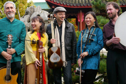 由董籃（右二）帶領的「世界之聲樂團」 (Sounds Global Ensemble)，是本地的 World Music 樂團，能將猶太、波斯、越南、印度和中國音樂完美結合。
