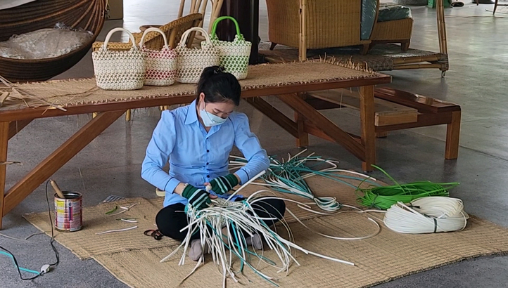 芽莊文化邨内，有編織藤籃示範。