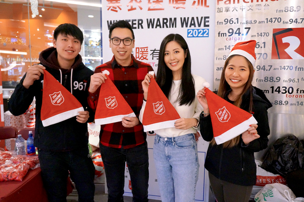加拿大中文電台 DJ BChiu 和 Manica（中間兩人），連同今年的粵語 Radio Idol 阿 Lun（左一）和 Lok Lok（右）一起呼籲大家支持寒衣送暖流。