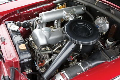 220S 的 1.8 公升 4 缸引擎已可發出 112 匹馬力。