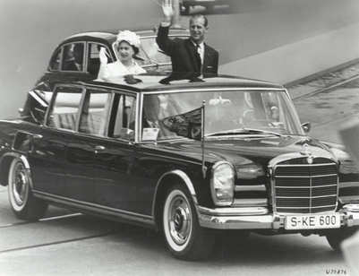 英女皇伉儷 1966 年訪問德國時乘坐 S600 元首車。
