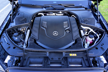 今代 S 級的 V8 引擎，利用微型混合動力系统來省油。