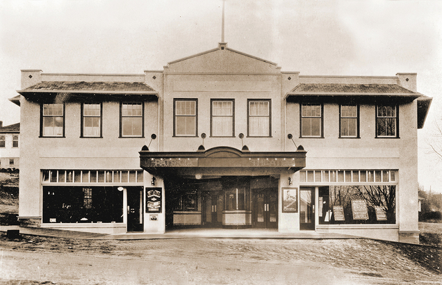 迄立了 95 年的 Patricia Theatre 採用加國罕見之西班牙式建築。(Photo from qathet film society)
