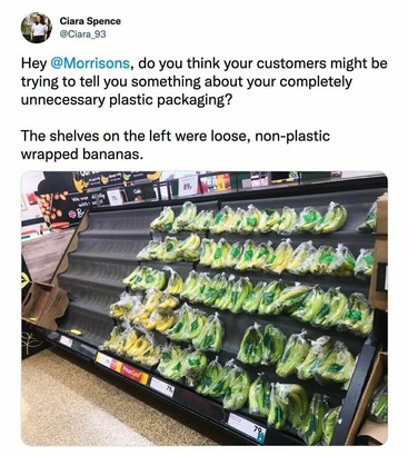 很多「本非必要」的塑膠垃圾，其實來自商品的包裝，例如圖中美國某超市的袋裝香蕉，這些香蕉其實不用塑膠袋裝著，也是幾隻連在一起，超市何必再將其入袋呢？(Photo from Green Peace Canada Facebook)