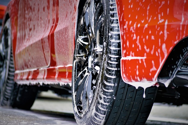 根據溫哥華市政府的說法，在街上或舖設完畢的私人車道上洗車實際上是違法的，因為清洗劑和油脂會被沖入路邊排水溝，造成水道污染。(Photo by Pixabay)