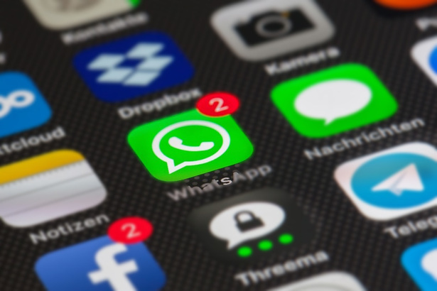 WhatsApp 是智能手機即時傳訊工具中最具資歷的一個，但面對 Telegram、Signal 等後起之秀，之前不能以多部手機登入，是這工具的一大遺憾。(photo by Pixabay)