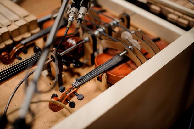 而另一些機械式裝置則連結至不同的弦樂樂器。