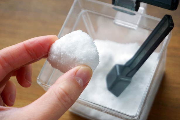 根據製糖商 Pearl Ace 的說法，白糖具有細小的晶體並用水潤濕，因此當環境乾燥時，晶體會黏在一起並變硬。(Photo by enuchi.jp)