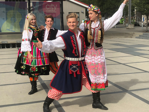 Polonez Dance Ensemble 表演波蘭傳統舞蹈。