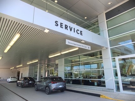 OpenRoad Lexus Richmond 維修部位於列治文的 Auto Mall，在 Parkwood Way 即可看到他們的「Service」（維修部）指示牌。