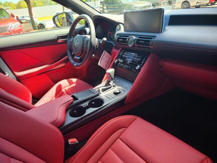 車廂內部以紅黑為主色，座位和軚盤還是仿照賽車而設計，有型有格。