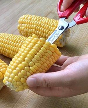 將剪刀插入梗中，往左右轉動，直至玉米從中間裂開。
