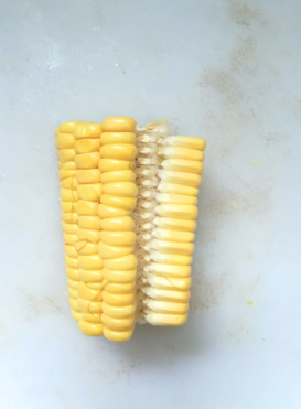 用大姆指以下的手掌肌肉，將一整排的玉米推出來。
