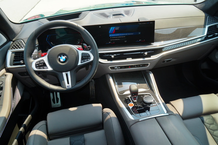 X5 M Competition 儀錶板，在寶馬 SUV 中最帥氣。