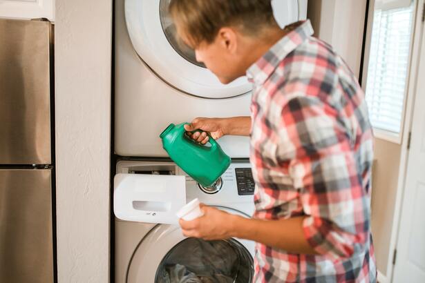 使用過多的洗衣劑不僅浪費錢，還可能導致洗衣機積聚多餘的洗滌劑殘留物。大家可以按照洗衣劑包裝上的說明而調整份量，通常是根據洗滌負荷的大小來確定的。(Photo by Pexels)