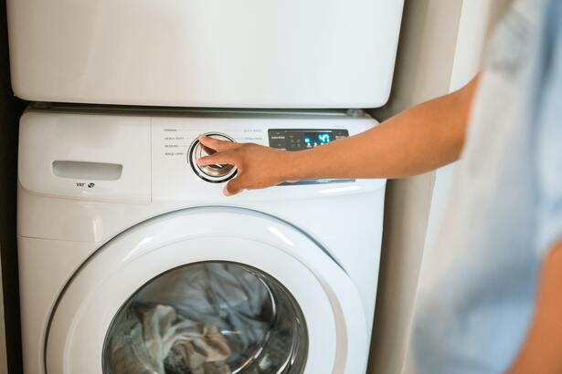 洗衣機通常提供多種洗滌程序選項，包括不同的溫度和轉速。根據衣物的類型和污漬程度，選擇合適的洗滌程序可以提高清潔效果。(Photo by Pexels)