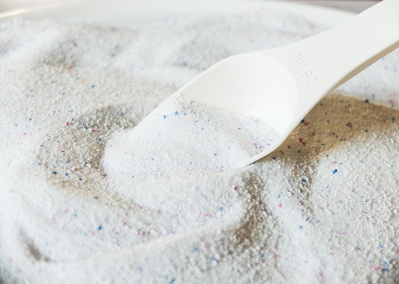 洗衣粉是從石油中提取的化學物質，一般呈弱鹼性，再加上添加的摩擦劑，去污效果非常強，尤其是對較髒的衣物能起到很好的清潔效果，但對衣物的傷害較大。(Photo by Pexels)
