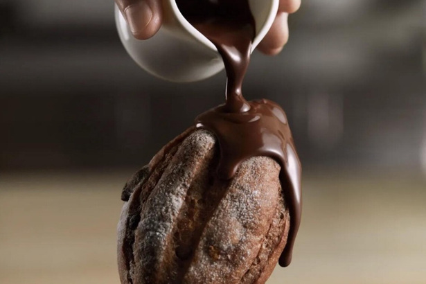「巧克力果實麵包」外型有如一顆可可果，但其實是在由可可粉麵糰製作而成的麵包加上大量巧克力塊，絕對是巧克力愛好者不可錯過的單品。(Photo by GODIVA Bakery)