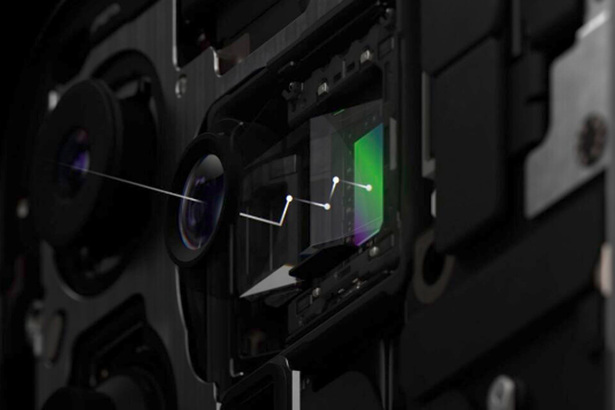  iPhone 15 Pro 系列機型配備了升級的相機系統，例如更大更先進的 48MP 主攝，還有可減少鏡頭眩光的新塗層。(Photo by Apple)