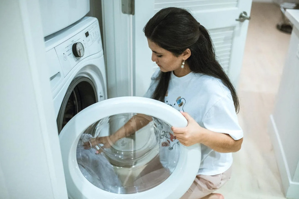 毛衣的洗滌方式有時是起毛球的重要原因，在洗衣機的強力作用下，摩擦加劇，容易產生毛球。(Photo by Pexels)