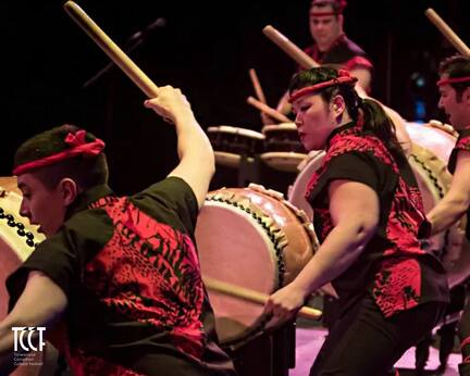 Uzume 太鼓表演融合了音樂、舞蹈及獨特戲劇， 他們手工製作了獨特的加拿大西海岸太鼓品牌，為觀眾提供視覺、聲音和動態體驗。 
