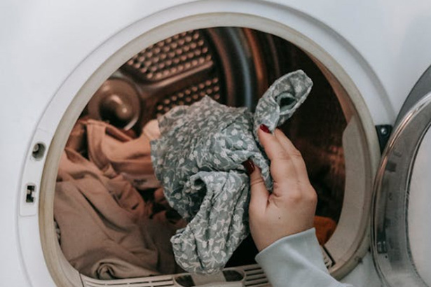 高溫洗滌內衣褲會加速衣物的老化和磨損。高溫可以使織物纖維變脆，導致衣物變得薄弱，失去彈性和柔軟度。(Photo by Pixabay)