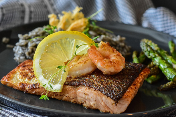 一般人可以從天然食材中攝取 Omega-3，例如沙丁魚或野生鮭魚，因為它們富含健康的不飽和脂肪，而汞含量較低。(Photo by Pixabay)